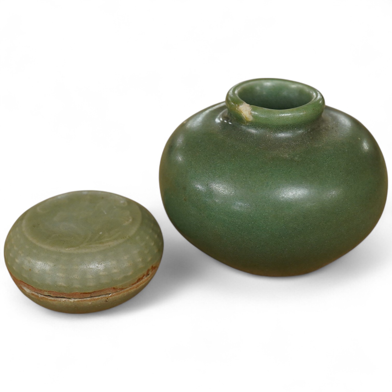 A Chinese Longquan celadon jarlet and a similar box and cover, Yuan dynasty, largest 6.5cm high
